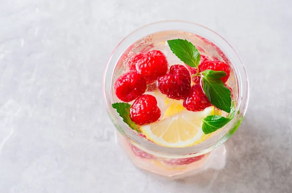 Soğuk Kokteyl Limonlu Mocktail Parlak Arkaplanda Ahududu Limonatası — Stok fotoğraf