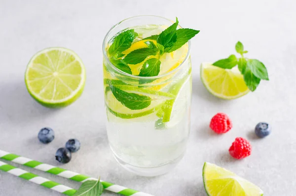 Verfrissende Koude Cocktail Mocktail Met Limoen Munt Limonade Verfrissend Geïnjecteerd — Stockfoto