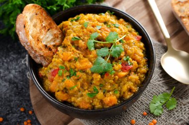 Kırmızı Mercimek Hint Körisi Dal, Mercimek Dhal, Koyu Arkaplanda Lezzetli Yemek