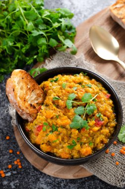 Kırmızı Mercimek Hint Körisi Dal, Mercimek Dhal, Koyu Arkaplanda Lezzetli Yemek