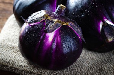 Koyu Ahşap Arkaplanda Taze Patlıcanlar