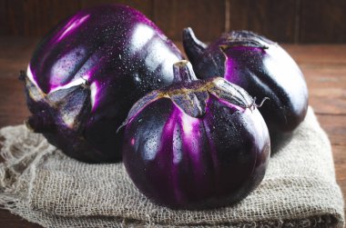 Koyu Ahşap Arkaplanda Taze Patlıcanlar