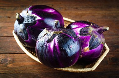 Koyu Ahşap Arkaplanda Taze Patlıcanlar