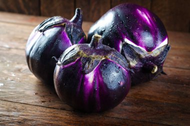 Koyu Ahşap Arkaplanda Taze Patlıcanlar