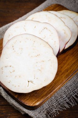 Koyu Ahşap Arkaplanda Taze Dilimlenmiş Patlıcan