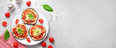 Domates soslu patlıcanlı pizza, kıymalı et, Mozzarella ve Basil, Parlak Arkaplanda Mini Pizza