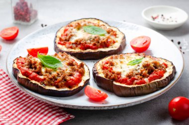 Domates soslu patlıcanlı pizza, kıymalı et, Mozzarella ve Basil, Parlak Arkaplanda Mini Pizza