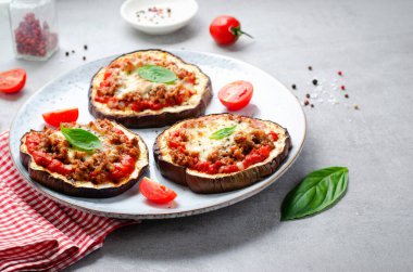 Domates soslu patlıcanlı pizza, kıymalı et, Mozzarella ve Basil, Parlak Arkaplanda Mini Pizza