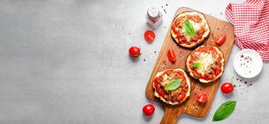 Domates soslu patlıcanlı pizza, kıymalı et, Mozzarella ve Basil, Parlak Arkaplanda Mini Pizza