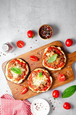 Domates soslu patlıcanlı pizza, kıymalı et, Mozzarella ve Basil, Parlak Arkaplanda Mini Pizza