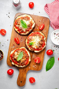 Domates soslu patlıcanlı pizza, kıymalı et, Mozzarella ve Basil, Parlak Arkaplanda Mini Pizza