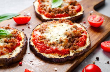 Domates soslu patlıcanlı pizza, kıymalı et, Mozzarella ve Basil, Parlak Arkaplanda Mini Pizza