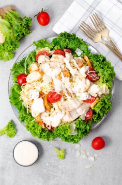 Sezar Salatası, Izgara Tavuk Memeli Taze Salata, Kızarmış Ekmek, Parmesan Peyniri, Kiraz Domatesleri, Parlak Beton Arkaplanda Marul ve Giyinme