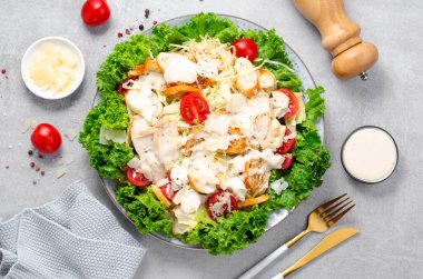 Sezar Salatası, Izgara Tavuk Memeli Taze Salata, Kızarmış Ekmek, Parmesan Peyniri, Kiraz Domatesleri, Parlak Beton Arkaplanda Marul ve Giyinme