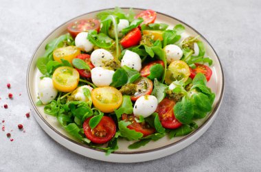 Parlak Beton Arkaplan Üzerine Kiraz Domatesli Caprese Salatası ve Pesto Sosu