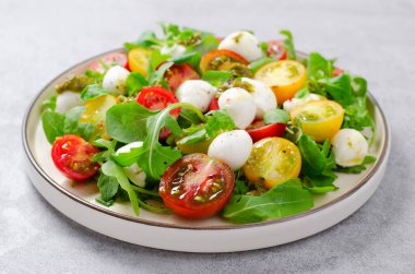 Parlak Beton Arkaplan Üzerine Kiraz Domatesli Caprese Salatası ve Pesto Sosu