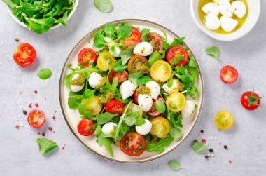 Parlak Beton Arkaplan Üzerine Kiraz Domatesli Caprese Salatası ve Pesto Sosu