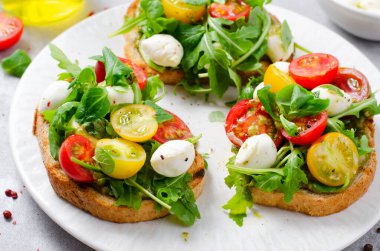 Kirazlı domates, Mini Mozzarella Peyniri ve Pesto Sosu, Caprese Tostları, Lezzetli Atıştırmalık