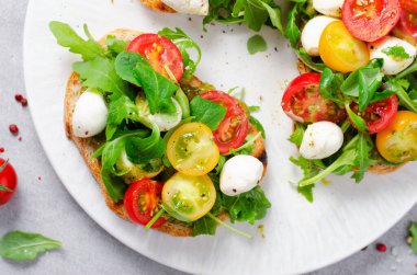 Kirazlı domates, Mini Mozzarella Peyniri ve Pesto Sosu, Caprese Tostları, Lezzetli Atıştırmalık