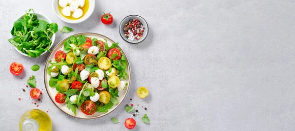 Caprese Salad Cherry Tomatoes Pesto Sauce Bright Concrete Background — Stock Photo, Image