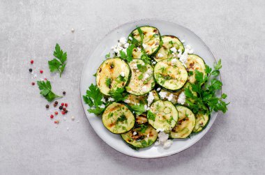 Izgara kabak, Feta ve Şifalı otlar Ilık aperatif, Parlak Gri Arkaplanda Salata