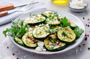 Izgara kabak, Feta ve Şifalı otlar Ilık aperatif, Parlak Gri Arkaplanda Salata