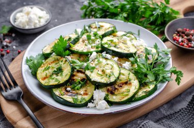 Izgara kabak, Feta ve Şifalı Bitkiler Ilık aperatif, Koyu Kırsal Arkaplanda Salata