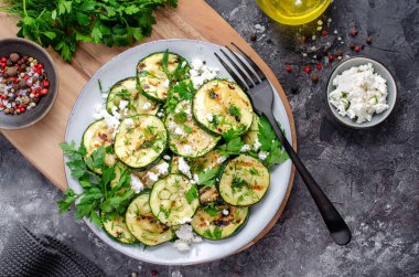 Izgara kabak, Feta ve Şifalı Bitkiler Ilık aperatif, Koyu Kırsal Arkaplanda Salata