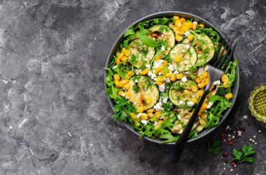 Izgara kabak salatası, kabak, Fetam mısır ve sebze aperatifi, Koyu Rustik arka planda salata