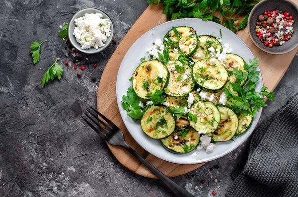 Izgara kabak, Feta ve Şifalı Bitkiler Ilık aperatif, Koyu Kırsal Arkaplanda Salata