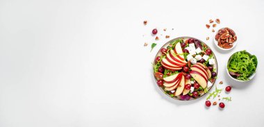 Üzümlü Taze Elma Salatası, Pekan, Arugula ve Feta, Parlak Arkaplanda Sonbahar Salatası, Rahatlatıcı Yemek