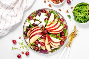 Üzümlü Taze Elma Salatası, Pekan, Arugula ve Feta, Parlak Arkaplanda Sonbahar Salatası, Rahatlatıcı Yemek