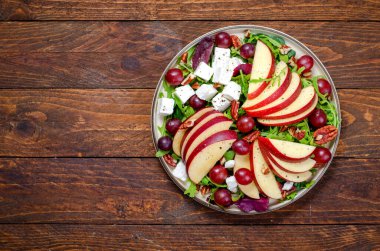 Üzümlü Taze Elma Salatası, Pekan, Arugula ve Feta, Tahta Arka planda Sonbahar Salatası, Rahatlatıcı Yemek