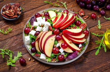 Üzümlü Taze Elma Salatası, Pekan, Arugula ve Feta, Tahta Arka planda Sonbahar Salatası, Rahatlatıcı Yemek