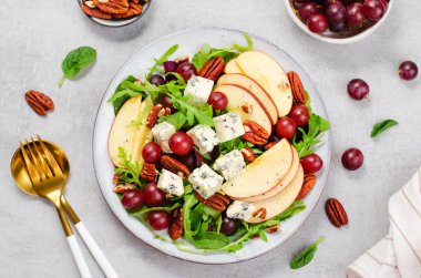 Mavi Peynirli Taze Elma Salatası, Üzüm, Ceviz ve Salata Karışımı, Parlak Arka planda Sonbahar Salatası, Rahatlatıcı Yemek