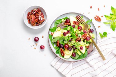 Waldorf Salatası, Kızılcık, Üzüm, Kereviz, Fındık ve Salata karışımı, Sonbahar Salatası, Yardım Yemeği