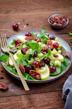 Waldorf Salatası, kızılcık, üzüm, kereviz, fındık ve salata karışımı, ahşap arka planda sonbahar salatası