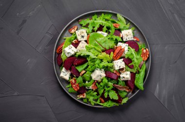 Mavi Peynirli Pancar Salatası, Fındık ve Salata Karışımı Karanlık Arkaplanda, Lezzetli Aperatif