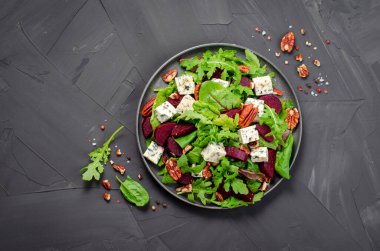 Mavi Peynirli Pancar Salatası, Fındık ve Salata Karışımı Karanlık Arkaplanda, Lezzetli Aperatif