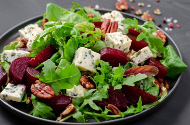 Mavi Peynirli Pancar Salatası, Fındık ve Salata Karışımı Karanlık Arkaplanda, Lezzetli Aperatif