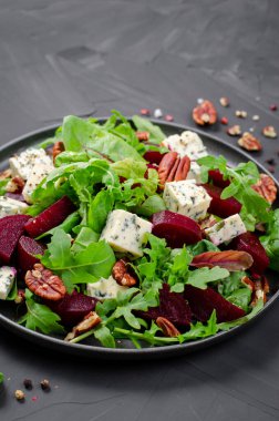 Mavi Peynirli Pancar Salatası, Fındık ve Salata Karışımı Karanlık Arkaplanda, Lezzetli Aperatif