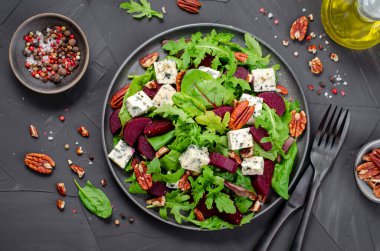 Mavi Peynirli Pancar Salatası, Fındık ve Salata Karışımı Karanlık Arkaplanda, Lezzetli Aperatif