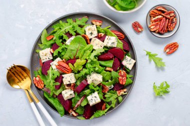 Mavi peynirli pancar salatası, fındık ve salata karışımı. Parlak arka planda, lezzetli aperatif.