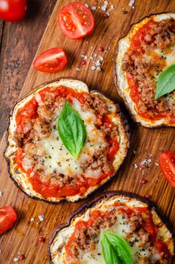 Domates soslu patlıcanlı pizza, kıymalı kıyma, Mozzarella ve Basil, kırsal arka planda mini pizza.