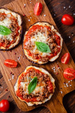 Domates soslu patlıcanlı pizza, kıymalı kıyma, Mozzarella ve Basil, kırsal arka planda mini pizza.