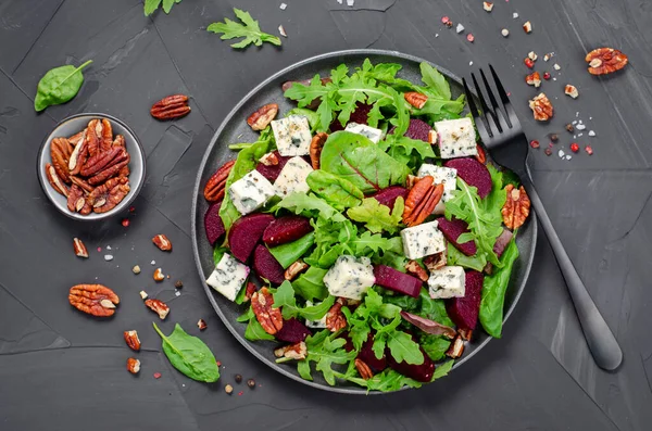 Mavi Peynirli Pancar Salatası, Fındık ve Salata Karışımı Karanlık Arkaplanda, Lezzetli Aperatif