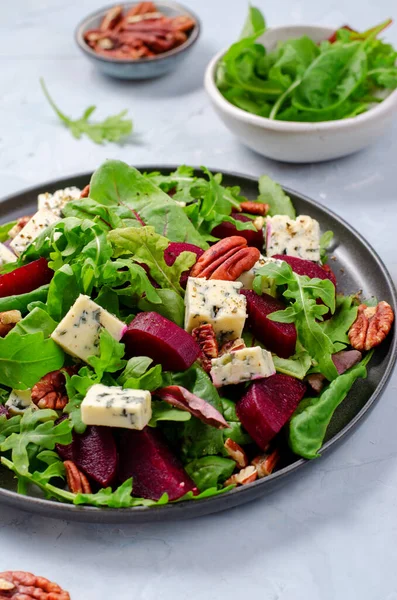 Mavi peynirli pancar salatası, fındık ve salata karışımı. Parlak arka planda, lezzetli aperatif.