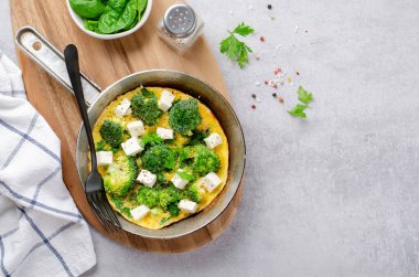 Brokoli ve Feta peynirli omlet Tavada Tava, Parlak Arkaplanda Fırında Omlet