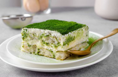 Matcha Tiramisu, İtalyan Tiramisu Pastası ve Beton Arkaplanda Yeşil Çay