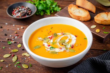 Balkabağı Çorbası, Lezzetli Ev Yapımı Balkabağı, Tatlı Patates ya da Kasedeki Havuç Çorbası